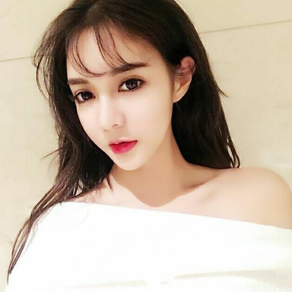 小S全家为其提前庆生 和老公依偎在一起太甜了